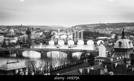 Prager Panorama Skyline der Stadt in schwarz und weiß und die Karlsbrücke, Prag, Tschechische Republik Stockfoto