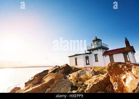 Malerische Felsformationen am Strand mit West Point Leuchtturm auf der Oberseite, Seattle, Washington Stockfoto