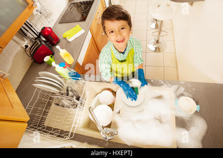 Kleiner Junge abwaschen in der Küche Waschbecken mit Seife Blick von oben Stockfoto