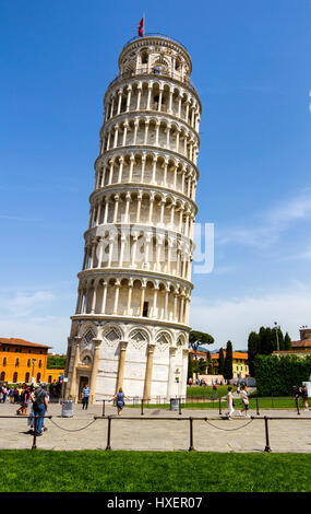 Der schiefe Turm von Pisa ist der Campanile oder freistehende Glockenturm der Kathedrale von der italienischen Stadt Pisa, weltweit bekannt für seine unintend Stockfoto