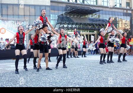 KAOHSIUNG, TAIWAN--17. Juni 2015: Studenten aus der Shu-Te High School führen einen freien im freien Tanz für den Start der Dragon Boat Festival. Stockfoto