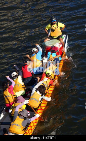 KAOHSIUNG, TAIWAN--14. Juni 2015: ein nicht identifiziertes Team der Ruderer Züge für die kommende Drachenboot-Rennen auf dem Fluss der Liebe. Stockfoto