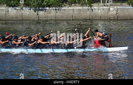 KAOHSIUNG, TAIWAN--14. Juni 2015: ein nicht identifiziertes Team der Ruderer Züge für die kommende Drachenboot-Rennen auf dem Fluss der Liebe. Stockfoto