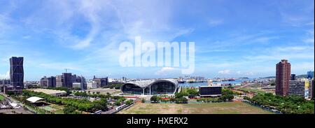 KAOHSIUNG, TAIWAN--11. Juni 2015: Panoramablick auf Hafen Kaohsiung mit dem neuen Messegelände im Vordergrund Mitte. Stockfoto