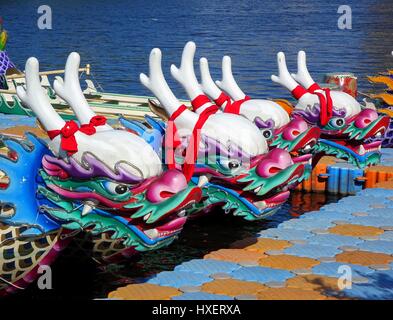 KAOHSIUNG, TAIWAN--14. Juni 2015: Boote mit dem traditionellen Drachen Kopf Skulptur Design sind bereit für die jährliche Drachenboot-Rennen auf der Liebe Stockfoto