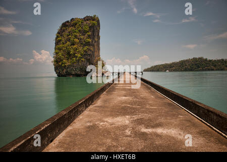 Nagel-Rock und Brücke bei Ta Lo Wow, Ko Tarutao Insel, Thailand Stockfoto