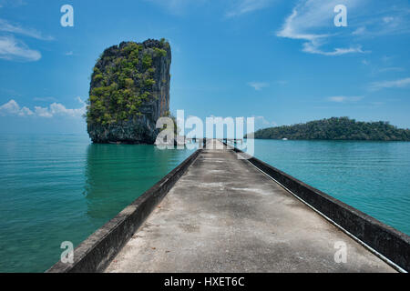 Nagel-Rock und Brücke bei Ta Lo Wow, Ko Tarutao Insel, Thailand Stockfoto