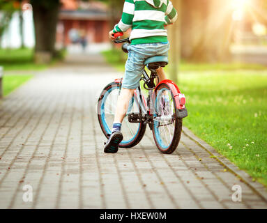 Kind auf dem Fahrrad Stockfoto