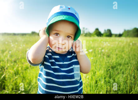 Babyjungen Gras auf der Fieald mit Löwenzahn Stockfoto