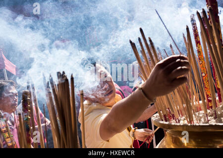 Ethnische Chinesen Guan Di Tempel zum chinesischen Neujahr in Kuala Lumpur, Malaysia Stockfoto