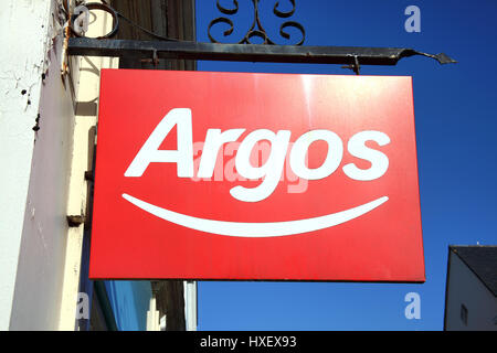 Carmarthen, Wales, UK – 2. Januar 2017: Argos Logo Werbung Schild draußen seinen Einzelhandelsgeschäften Supermarkt in der Innenstadt Stockfoto