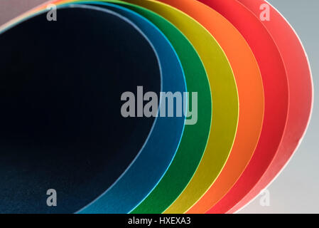 Regenbogen Papier.  Blätter der farbigen Karte mit sanften Rundungen.  Regenbogen angeordnet Stockfoto