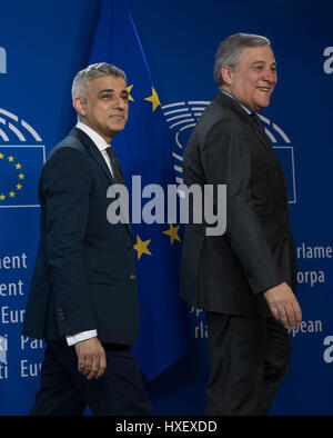 Bürgermeister von London Sadiq Khan trifft sich mit Antonio Tajani, Präsident des Europäischen Parlaments, in deren Hauptquartier in Brüssel bei seinem dreitägigen Besuch in Paris und Brüssel, wo er die Staats-und Regierungschefs treffen wird, und Beamten reden, Austritt und die jüngsten Terror Angriff in London. Stockfoto