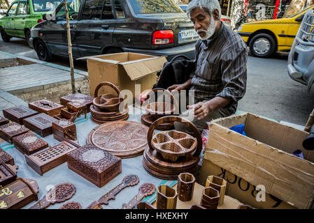 Mann verkaufte Holz Körbe und Boxen auf der Straße in Teheran Stadt, Hauptstadt von Iran und Teheran Provinz Stockfoto