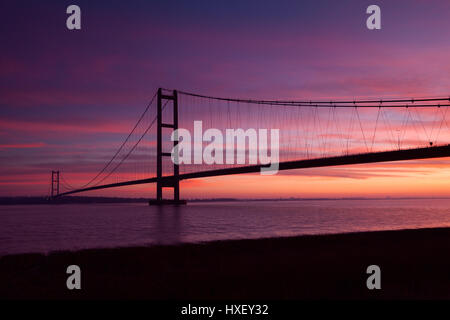 Barton-upon-Humber, North Lincolnshire, UK. 26. März 2017. Die Humber-Brücke bei Sonnenaufgang. Stockfoto