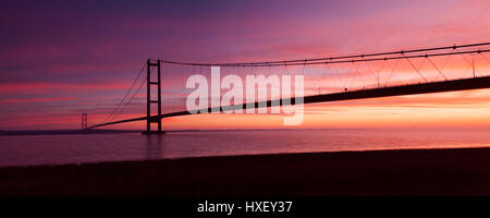 Barton-upon-Humber, North Lincolnshire, UK. 26. März 2017. Die Humber-Brücke bei Sonnenaufgang. Stockfoto