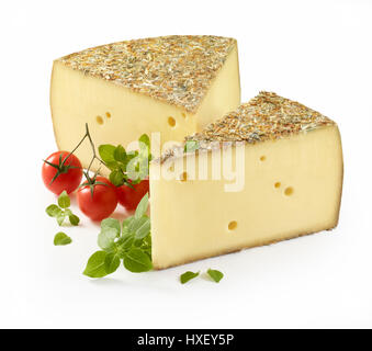 Käse, Heukäse, Basilikum (Ocimum Basilicum) und Tomaten (Solanum Lycopersicum) als Dekoration Stockfoto