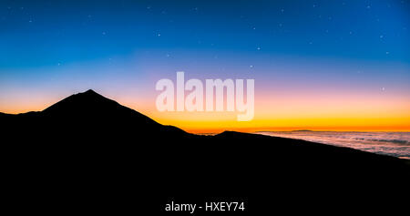 Sonnenuntergang, sunset glow, Sternenhimmel, bewölkten Himmel, Teide Vulcano Hintergrundbeleuchtung, Silhouette, Nationalpark El Teide, Teneriffa, Kanarische Inseln Stockfoto