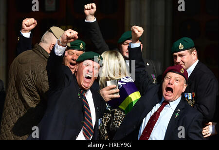 Unterstützer von Alexander Blackman feiern außerhalb der Royal Courts of Justice in London, wie die königliche Marine konnte aus dem Gefängnis innerhalb von Wochen freigegeben werden, nachdem das Berufungsgericht Martial Gericht ihn auf sieben Jahre wegen Totschlags eine verletzte Taliban-Kämpfer in Afghanistan verurteilte. Stockfoto