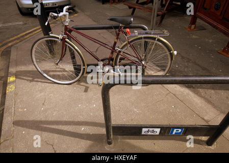 Fahrrad-Parken Buchten Zeichen Stockfoto