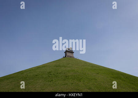 Besucher auf der Oberseite der 43 Meter hohe Waterloo Löwe Schlachtfeld Mound, am 25. März 2017, bei Waterloo, Belgien. Den Löwenhügel (Butte du Lion ist ein großer konische künstliche Hügel, die im Jahre 1826 abgeschlossen. Es erinnert an die Lage auf dem Schlachtfeld von Waterloo, wo eine Muskete Kugel traf die Schulter von William II der Niederlande (Oranien) und schlug ihn von seinem Pferd während der Schlacht. Vom Gipfel bietet des Hügels eine 360-Grad-Aussicht auf das Schlachtfeld. Die Schlacht von Waterloo wurde 18. Juni 1815 gekämpft. Eine französische Armee unter Napoleon Bonaparte wurde von zwei Armeen besiegt. Stockfoto