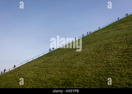 Besucher klettern und steigen den steilen Gradienten von 225 Stufen, 43 Meter hohen Waterloo Lion Schlachtfeld Mound, am 25. März 2017, an Waterloo, Belgien. Den Löwenhügel (Butte du Lion ist ein großer konische künstliche Hügel, die im Jahre 1826 abgeschlossen. Es erinnert an die Lage auf dem Schlachtfeld von Waterloo, wo eine Muskete Kugel traf die Schulter von William II der Niederlande (Oranien) und schlug ihn von seinem Pferd während der Schlacht. Vom Gipfel bietet des Hügels eine 360-Grad-Aussicht auf das Schlachtfeld. Die Schlacht von Waterloo wurde 18. Juni 1815 gekämpft. Eine französische Armee unter Napoleon Bonaparte w Stockfoto