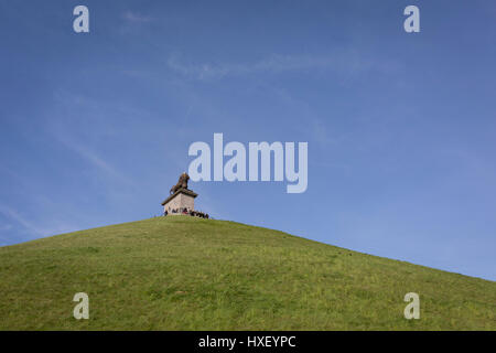 Besucher auf der Oberseite der 43 Meter hohe Waterloo Löwe Schlachtfeld Mound, am 25. März 2017, bei Waterloo, Belgien. Den Löwenhügel (Butte du Lion ist ein großer konische künstliche Hügel, die im Jahre 1826 abgeschlossen. Es erinnert an die Lage auf dem Schlachtfeld von Waterloo, wo eine Muskete Kugel traf die Schulter von William II der Niederlande (Oranien) und schlug ihn von seinem Pferd während der Schlacht. Vom Gipfel bietet des Hügels eine 360-Grad-Aussicht auf das Schlachtfeld. Die Schlacht von Waterloo wurde 18. Juni 1815 gekämpft. Eine französische Armee unter Napoleon Bonaparte wurde von zwei Armeen besiegt. Stockfoto