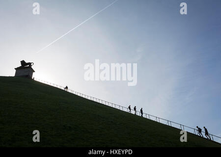 Besucher klettern und steigen den steilen Gradienten von 225 Stufen, 43 Meter hohen Waterloo Lion Schlachtfeld Mound, am 25. März 2017, an Waterloo, Belgien. Den Löwenhügel (Butte du Lion ist ein großer konische künstliche Hügel, die im Jahre 1826 abgeschlossen. Es erinnert an die Lage auf dem Schlachtfeld von Waterloo, wo eine Muskete Kugel traf die Schulter von William II der Niederlande (Oranien) und schlug ihn von seinem Pferd während der Schlacht. Vom Gipfel bietet des Hügels eine 360-Grad-Aussicht auf das Schlachtfeld. Die Schlacht von Waterloo wurde 18. Juni 1815 gekämpft. Eine französische Armee unter Napoleon Bonaparte w Stockfoto