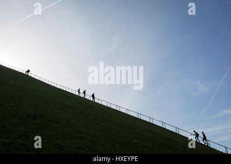 Besucher klettern und steigen den steilen Gradienten von 225 Stufen, 43 Meter hohen Waterloo Lion Schlachtfeld Mound, am 25. März 2017, an Waterloo, Belgien. Den Löwenhügel (Butte du Lion ist ein großer konische künstliche Hügel, die im Jahre 1826 abgeschlossen. Es erinnert an die Lage auf dem Schlachtfeld von Waterloo, wo eine Muskete Kugel traf die Schulter von William II der Niederlande (Oranien) und schlug ihn von seinem Pferd während der Schlacht. Vom Gipfel bietet des Hügels eine 360-Grad-Aussicht auf das Schlachtfeld. Die Schlacht von Waterloo wurde 18. Juni 1815 gekämpft. Eine französische Armee unter Napoleon Bonaparte w Stockfoto