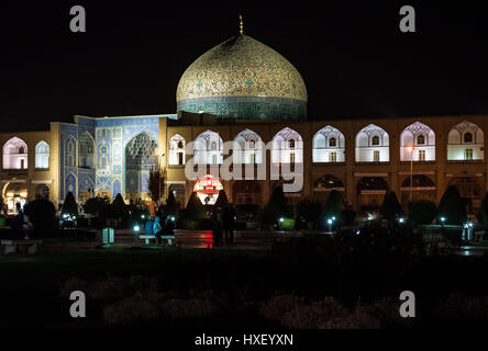 Nachtansicht des Naqsh-e Jahan Platz (Imam-Platz, Formlerly Shah-Platz) im Zentrum von Isfahan im Iran. Sheikh Lotfollah Moschee Kuppel auf Foto Stockfoto