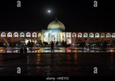 Nachtansicht des Naqsh-e Jahan Platz (Imam-Platz, Formlerly Shah-Platz) im Zentrum von Isfahan im Iran. Sheikh Lotfollah Moschee Kuppel auf Foto Stockfoto