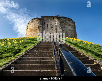 Schritte bis zur Cliffords Turm im Frühjahr York Yorkshire England Stockfoto