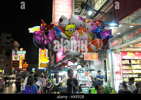 Ballon-Verkäufer in Chinatown, befindet sich an der Yaowarat Road im Stadtteil Samphanthawong in Bangkok, Thailand. Die Chinatown in Bangkok ist eine Bevölkerung Stockfoto