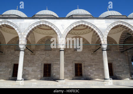 Die osmanische imperiale Moschee Bayezid II.-Moschee befindet sich in der Fatih Bezirk von Istanbul. Der Innenhof ist ein Kolonnaden Peristyl und mit einer Pavemen Stockfoto
