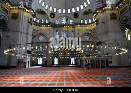 Die osmanische imperiale Moschee Bayezid II.-Moschee befindet sich in der Fatih Bezirk von Istanbul und der Innenraum ist nach der Hagia Sophia auf einem s gemustert. Stockfoto