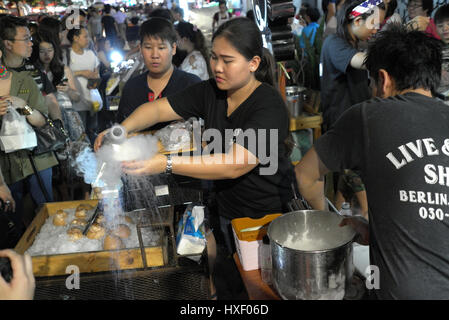 Nachtleben in Chinatown, befindet sich an der Yaowarat Road im Stadtteil Samphanthawong in Bangkok, Thailand. Die Chinatown in Bangkok ist eine Bevölkerung Stockfoto