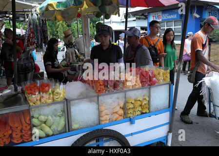 Obst-Verkäufer bei den sehr beliebten Chatuchak Weekend Market in Bangkok, Thailand. Der Markt ist bekannt für seine riesige Fläche mit mehr als 8000 Marktstand Stockfoto