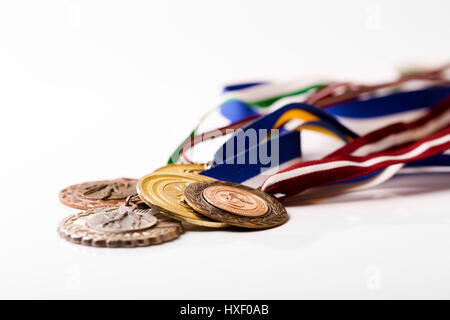 Sportmedaillen isoliert auf weißem Hintergrund Stockfoto