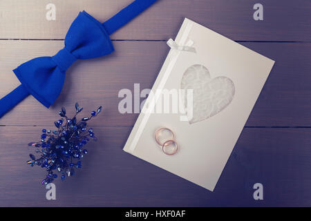 Hochzeit Zubehör und Ringe auf Einladungskarte Stockfoto