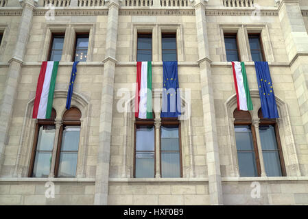 Die Fahnen hängen, das Parlamentsgebäude in Budapest, Ungarn. Stockfoto