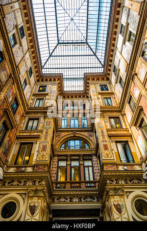 Kunstvoll bemalten und dekorierten Hof des Palazzo Sciarra Galleria Sciarra, Jugendstil, Rom, Latium, Italien Stockfoto