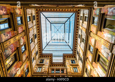 Kunstvoll bemalten und dekorierten Hof des Palazzo Sciarra Galleria Sciarra, Jugendstil, Rom, Latium, Italien Stockfoto
