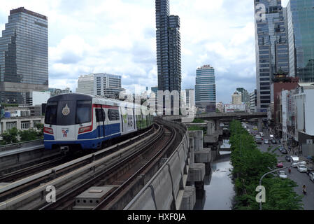 Mit Blick auf Bang Rak und Silom Bezirk von Chong Nonsi BTS-Station in Bangkok, Thailand. Stockfoto