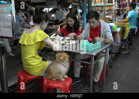 Menschen Essen im Freien in Chinatown, befindet sich an der Yaowarat Road im Stadtteil Samphanthawong in Bangkok, Thailand. Die Chinatown in Bangkok ist Stockfoto