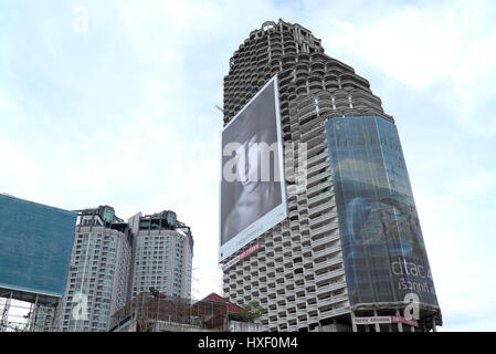 Der Sathorn Unique Tower auch bekannt als die "Bangkok Ghost Tower" ist eine unvollendete Hochhaus in Bangkok, Thailand. Der Turm ist etwa 80 Prozent kompl. Stockfoto