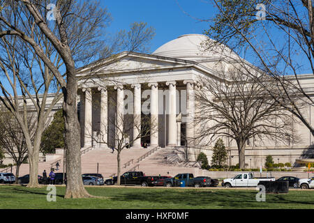 Ein Blick auf die neoklassizistische Gebäude westlich von der National Gallery of Art an der National Mall in Washington, DC. Stockfoto