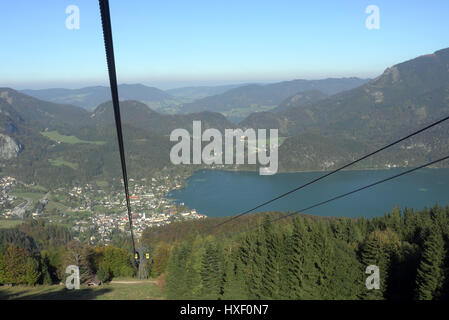 Aus dem Dorf St. Gilgen mit Seilbahnen gelangen Sie zu der Spitze des Berges Zwölferhorn (1.521 m) von wo aus Sie einen fantastischen Panoramablick Stockfoto