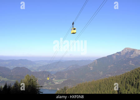 Aus dem Dorf St. Gilgen mit Seilbahnen gelangen Sie zu der Spitze des Berges Zwölferhorn (1.521 m) von wo aus Sie einen fantastischen Panoramablick Stockfoto