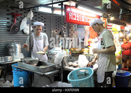 Straßenküche in Chinatown, befindet sich an der Yaowarat Road im Stadtteil Samphanthawong in Bangkok, Thailand. Die Chinatown in Bangkok ist eine Bevölkerung Stockfoto