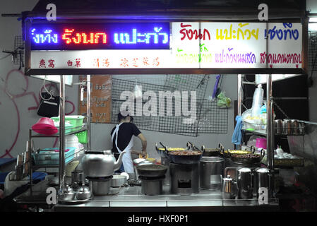 Straßenküche in Chinatown, befindet sich an der Yaowarat Road im Stadtteil Samphanthawong in Bangkok, Thailand. Die Chinatown in Bangkok ist eine Bevölkerung Stockfoto